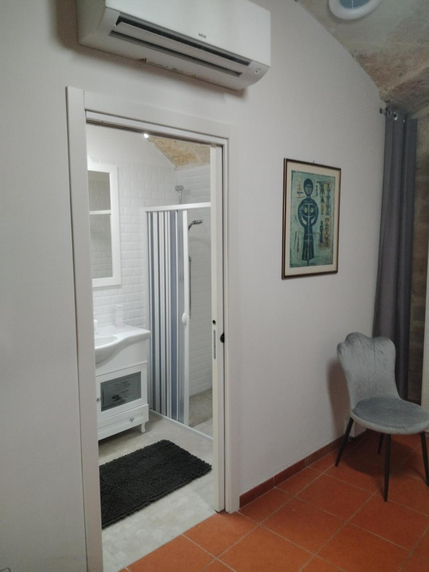 Casa Vacanza Nel Cuore Della Pietra Barletta Kültér fotó