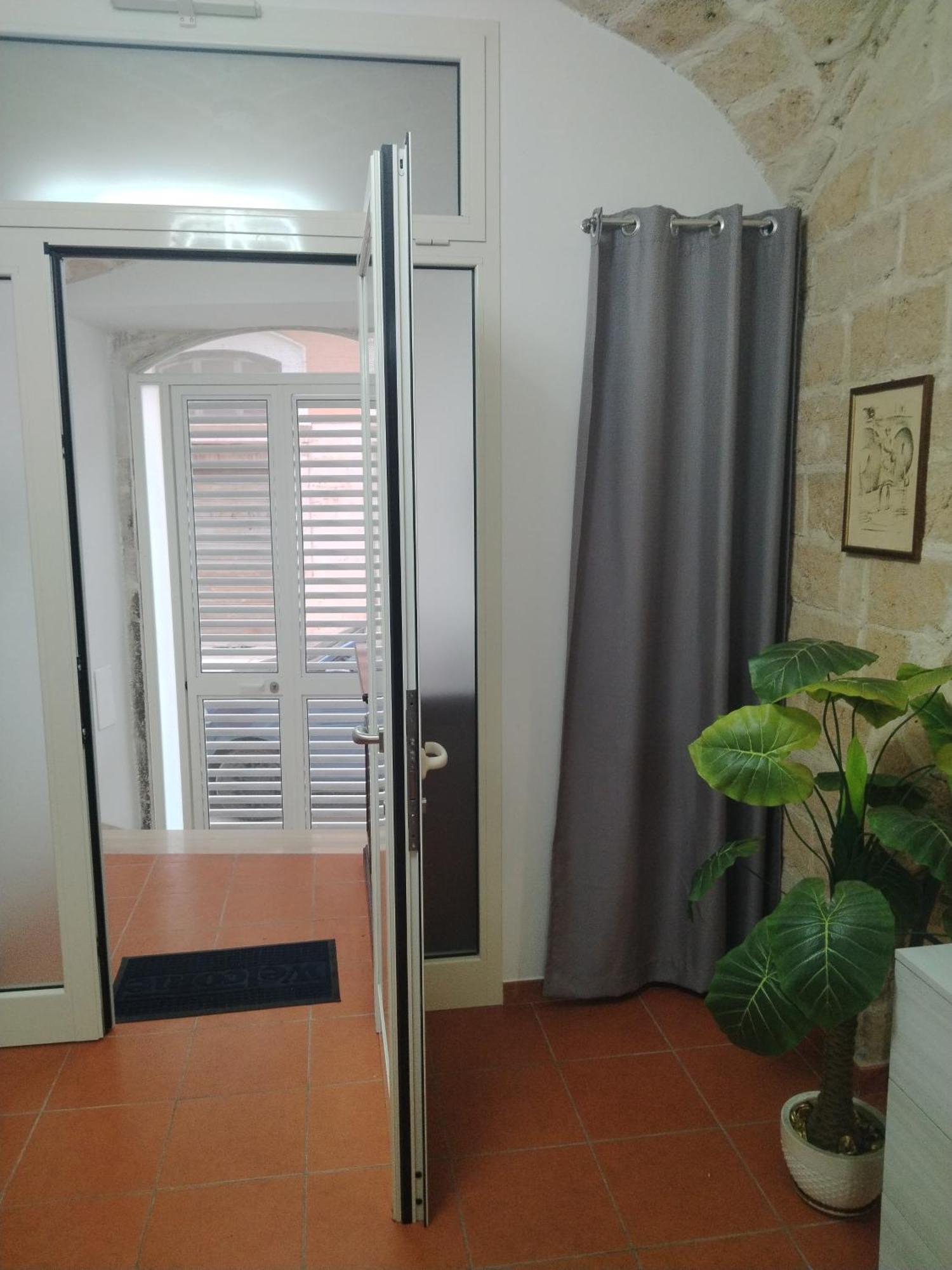 Casa Vacanza Nel Cuore Della Pietra Barletta Kültér fotó